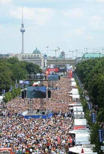 Die Fanmeile in Berlin ist schon lange, bevor die frisch gebackenen Weltmeister ankommen, wegen Überfüllung geschlossen.