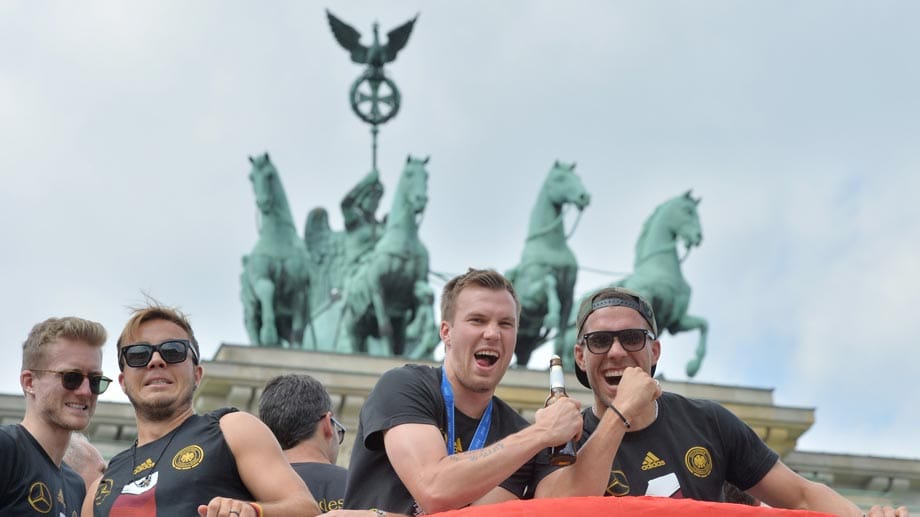 Die WM-Helden erreichen das Brandenburger-Tor.