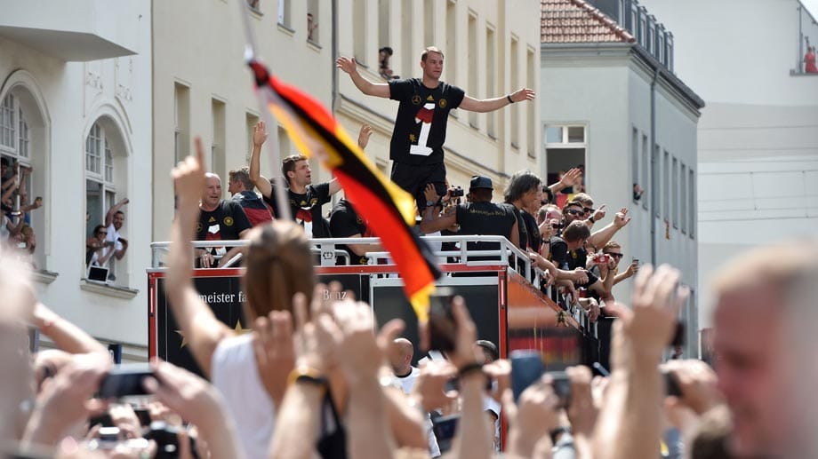 Manuel Neuer lässt sich von der Menge feiern.