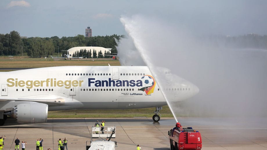 Zuvor landet der "Siegerflieger" aus Brasilien auf dem Flughafen Tegel. Die obligatorische Begrüßungsfontäne der Feuerwehr darf natürlich nicht fehlen.