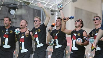 Zwei Tage nach dem Triumph im Maracana-Stadion in Rio kehren die deutschen Nationalspieler als Weltmeister zurück in die Heimat. Hundertausende begrüßen die WM-Helden auf der Fanmeile in Berlin.