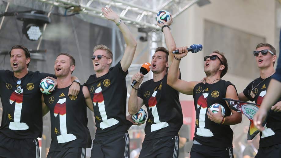Zwei Tage nach dem Triumph im Maracana-Stadion in Rio kehren die deutschen Nationalspieler als Weltmeister zurück in die Heimat. Hundertausende begrüßen die WM-Helden auf der Fanmeile in Berlin.