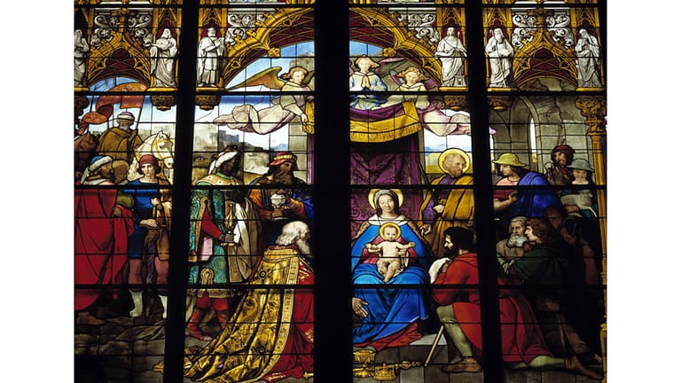 Der Schrein war Anlass, den Kölner Dom neu zu bauen. Deshalb gibt es auch ein Kirchenfenster mit den Königen als Motiv.
