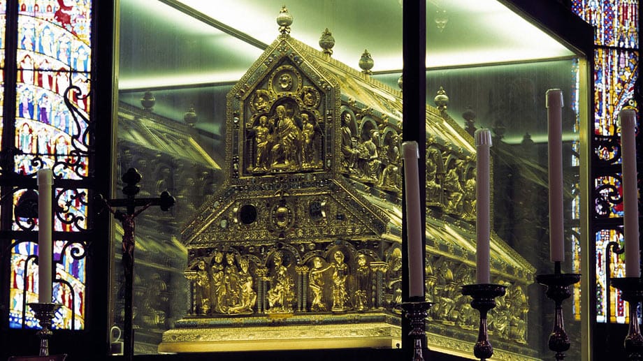 Ob die Gebeine, die im Kölner Dom liegen, echt sind, kann nicht zweifelsfrei geklärt werden. Sie gelangten über Konstantinopel nach Mailand und wurden dort zur Kriegsbeute von Kaiser Barbarossa, die 1164 nach Köln geschafft wurde. Der berühmteste aller damaligen Goldschmiede Nikolaus von Verdun wurde mit der Anfertigung des Schreins beauftragt.