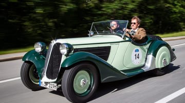 Unterwegs im BMW 319/1 Sport. Den legendären BMW baute der Hersteller von 1935 bis 1936. Nur 178 des BMW-Rennwagens wurden hergestellt.