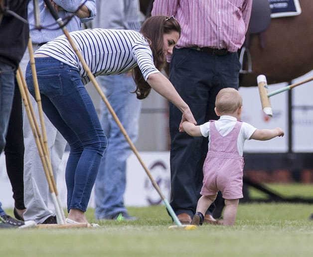 Im Juni unternahm der elf Monate alte Prinz George bei einem Poloturnier von Papa William erste Gehversuche. An Mama Kates Hand machte er den Spielfeldrand unsicher.