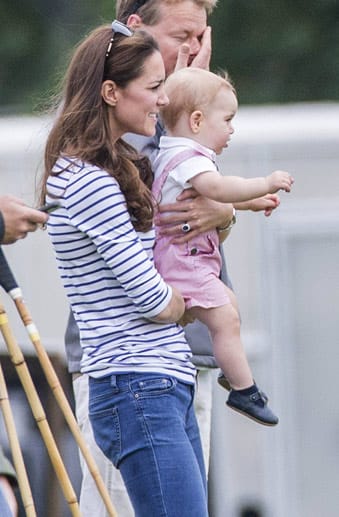 Zwischendurch verfolgte Klein-George auf Mama Kates Arm das Spielgeschehen und sah zu, wie Papa William sich auf dem Feld schlug.