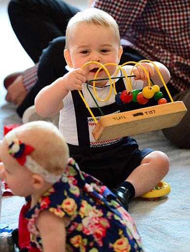 Baby George ist einfach hinreißend: Die Nummer drei der britischen Thronfolge amüsiert sich in Wellington auf einer Krabbelparty.