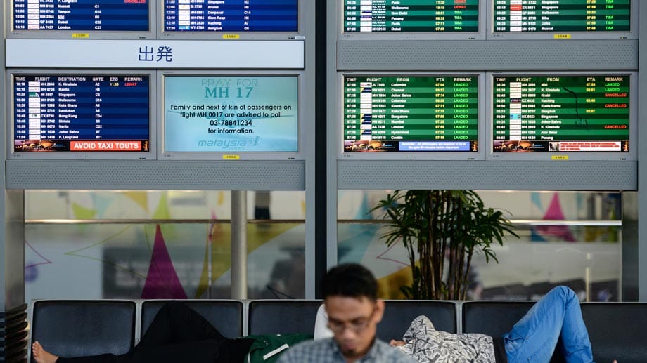 Malaysian Airlines hat mit Flugzeugunglücken mittlerweile Erfahrung. Anzeigetafeln am Flughafen in Kuala Lumpur bieten Angehörigen der Vermissten Informationen.