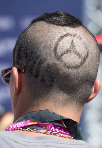 Im Zeichen des Sterns: Ein Mercedes-Mitarbeiter hat sich das Firmen-Logo in die Haare frisieren lassen.