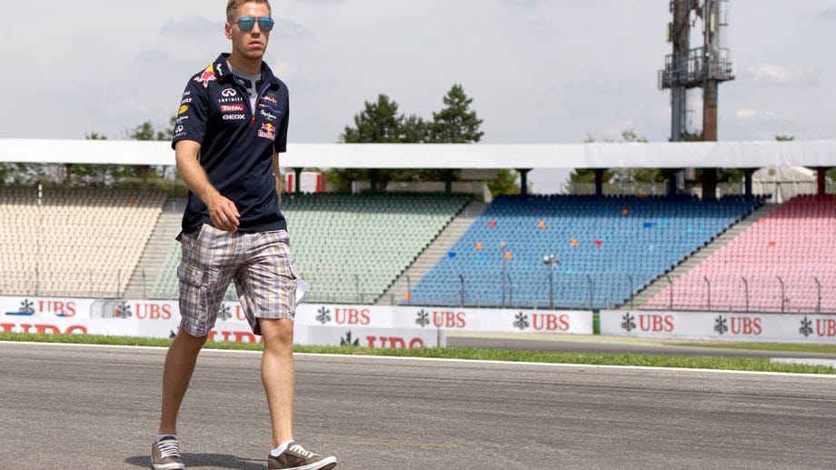Für das Heimrennen gut vorbereitet: Weltmeister Sebastian Vettel schreitet die Strecke in Hockenheim ab.