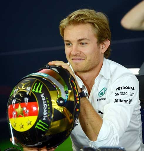 Weltmeisterlich: Nico Rosberg präsentiert stolz seinen WM-Helm, mit dem er ins Rennen startet.