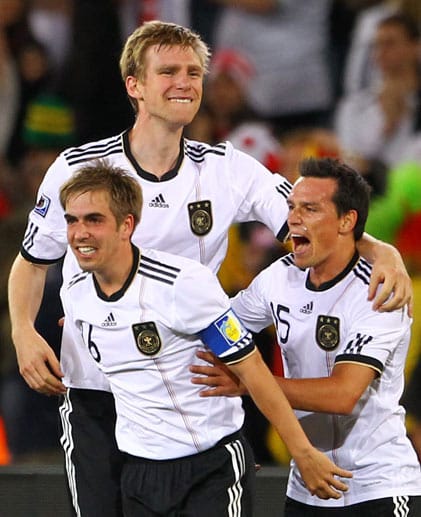 Bei der WM 2010 in Südafrika wird Philipp Lahm (li.) in die Mannschaft des Turniers gewählt. Erst im Halbfinale wird das DFB-Team gestoppt, diesmal vom späteren Weltmeister Spanien (0:1). Lahm gelingt bei diesem Turnier kein Treffer.
