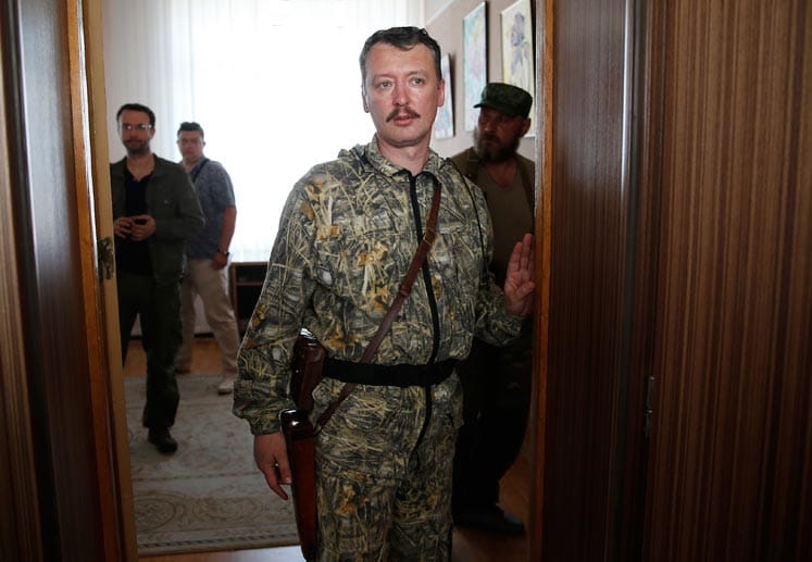 Der Russe Igor Strelkow, zum Zeitpunkt des Absturzes Miliz-Kommandeur in der Ost-Ukraine, verbreitete nach dem Abschuss: "Wir haben gerade eine An-26 abgeschossen" - eine ukrainische Militär-Transportmaschine.