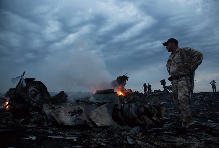 Ratlosigkeit herrscht auch am Ort des Absturzes. Die Hinweise verdichten sich, dass Rebellen MH17 für ein ukrainisches Transportflugzeug gehalten haben. Am Tag danach streiten ihre Anführer jedoch jede Schuld ab.