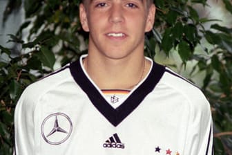 Mit sechs Jahren beginnt Philipp Lahm seine aktive Fußballkarriere beim FT Gern München. Ab 1995 spielt er zunächst in der Jugend des FC Bayern, ab 2001 dann für die Amateure des Vereins in der Regionalliga Süd. In der Jugend wird er sowohl im zentralen und defensiven Mittelfeld als auch als Außenverteidiger eingesetzt. In seinen ersten Jahren als Jugendfußballer spielt er auch als Außenstürmer. Sein erstes U19-Länderspiel absolviert er als 18-Jähriger im Jahr 2001.