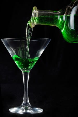 Der giftgrüne Absinth zählt zu den berühmtesten Getränken der Welt. Legendär ist die berauschende Wirkung, die vor allem seinem hohen Alkoholgehalt geschuldet ist.