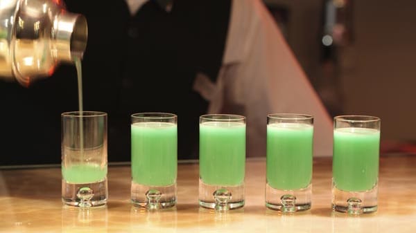 Traditionell wird Absinth aufgrund seines sehr hohen Alkoholgehalts mit Wasser verdünnt. Dabei trübt sie sich milchig ein. Das liegt an der vergleichsweise schlechten Wasserlöslichkeit seiner ätherischen Öle.