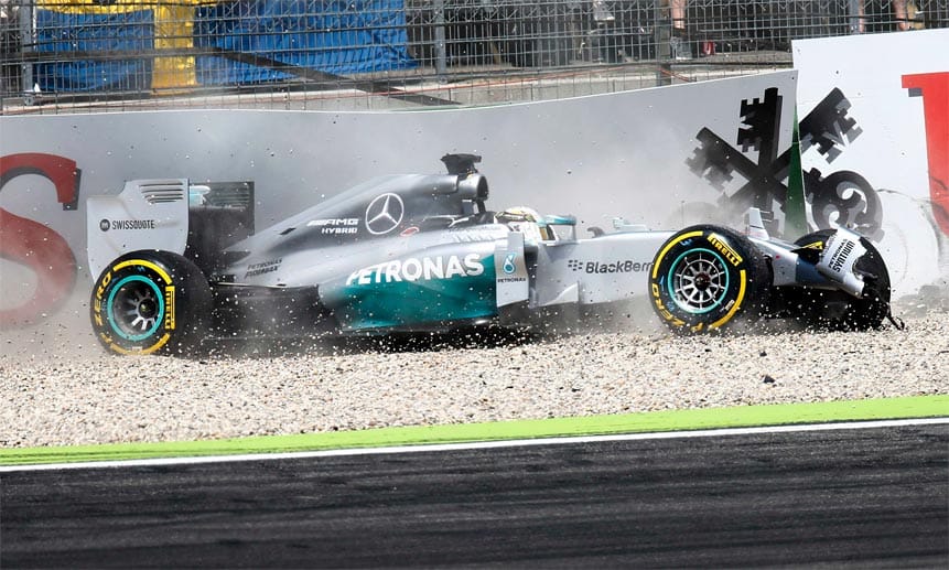 Schrecksekunde für Lewis Hamilton: Beim Qualifying kracht er heftig in die Streckenbegrenzung.