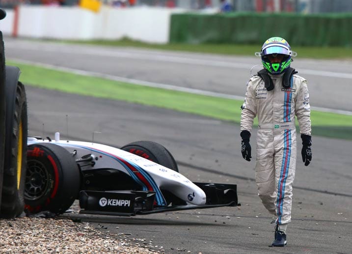 Nach dem Unfall ist Massa, der nach dem spektakulären Überschlag unverletzt bleibt, natürlich bedient. Dementsprechend deprimiert läuft er an seinem demolierten Renault Williams vorbei, welcher abtransportiert werden muss.