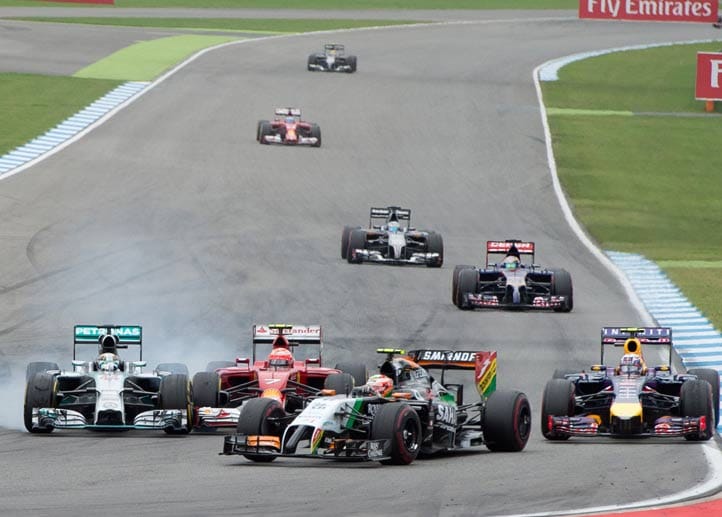 Hier liefern sich der Brite Lewis Hamilton von Mercedes, der Finne Kimi Räikkönen von Ferrari, der Deutsche Nico Hülkenberg von Force India und der Australier Daniel Ricciardo von Red Bull (v. li. nach. re.) einen heißen Vierkampf.