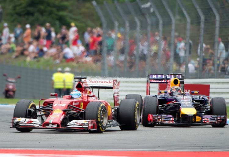 Im Laufe des Rennens liefern sich Ferrari-Pilot Fernando Alonso (li.) und Sebastian Vettel ein spannendes Kopf-an-Kopf-Rennen. Der Spanier landet am Ende hinter Vettel und wird Fünfter.