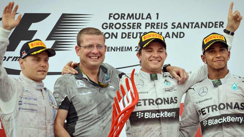 Der Erstplatzierte Nico Rosberg (3.v.li.) von Mercedes AMG, sein Drittplatzierter britischer Teamkollege Lewis Hamilton (re.), der Zweitplazierte Finne Valtteri Bottas (li.) von Williams und der Chef-Streckeningenieur von Mercedes AMG, Simon Cole, stehen hier auf dem Siegertreppchen in Hockenheim.