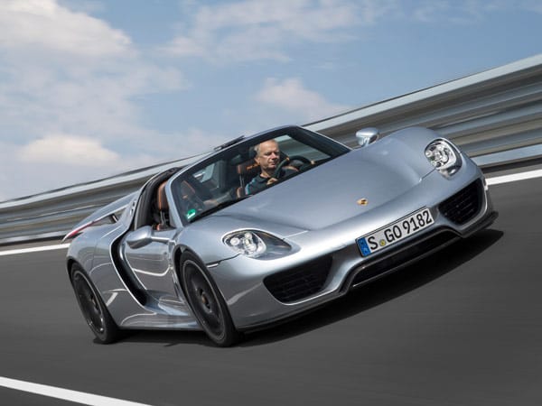 Der Supersportwagen kostet rund 770.000 Euro und bringt es auf eine Höchstgeschwindigkeit von 345 km/h.