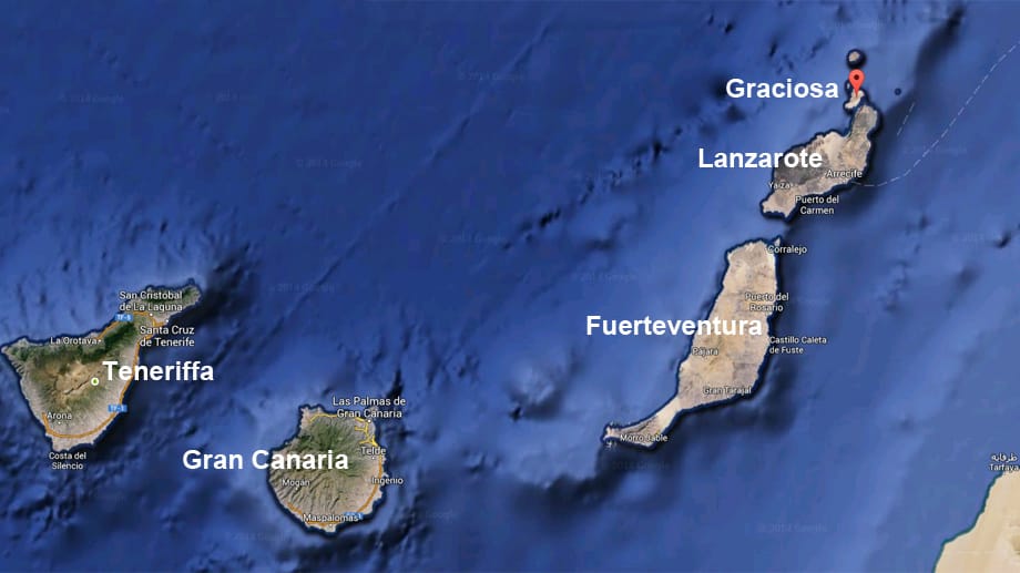 Mit Fähre sind es von Lanzarote aus nur 20 Fahrminuten. Die meisten Besucher sind Tagesgäste und schaukeln abends über die Meerenge mit dem kleinen Schiff zurück auf die berühmtere Nachbarinsel.