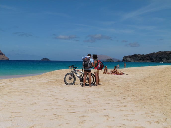 Viele Touristen leihen sich für acht Euro pro Tag ein Fahrrad, um die 27 Quadratkilometer große Insel zu erkunden.