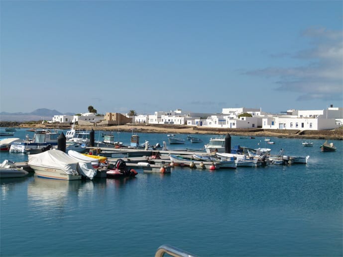 Caleta de Sebo ist der einzig bewohnte Ort auf dem kleinen Inselchen.