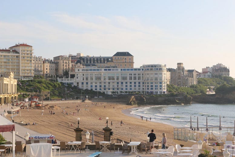 Wer sich zum alten Hafen aufmacht, dem liegt der kleinere der drei Hauptstrände von Biarritz malerisch zu Füßen.
