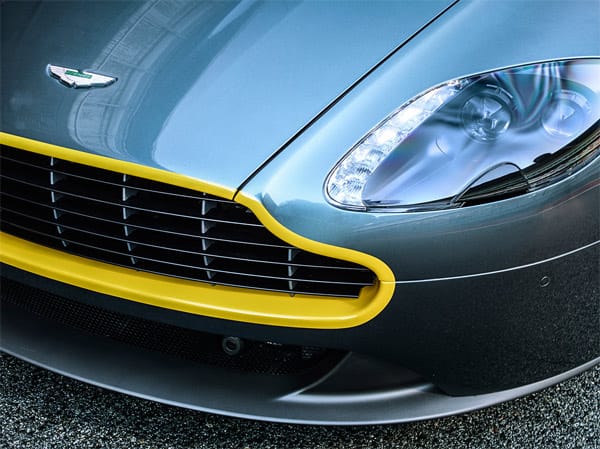 Passend zur "Grünen Hölle" gibt es den Aston Martin in einer Art British Racing Green und die gelbe Signalfarbe hilft sicher auch auf deutschen Autobahnen beim "Überrunden".