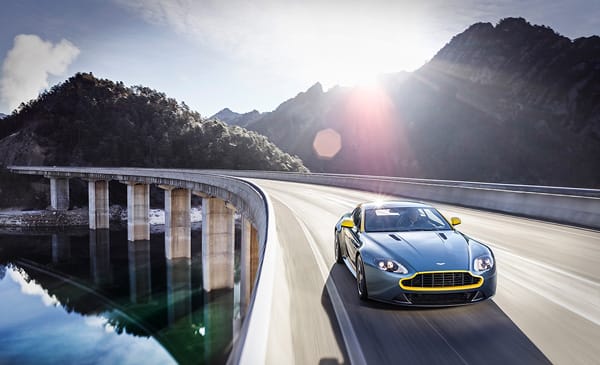 Für die Beschleunigung aus dem Stand auf Tempo 100 gibt Aston Martin 4,8 Sekunden an. In der Spitze geht er 305 km/h. In Kurven liegt der Vantage sicher wie ein Brett.