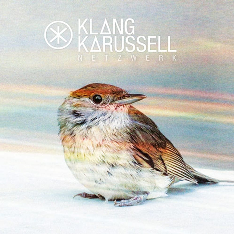 Das erste Album des österreichischen Produzenten-Duos Klangkarussell verspricht Lebensfreude pur und eignet sich perfekt für durchtanzte Nächte.