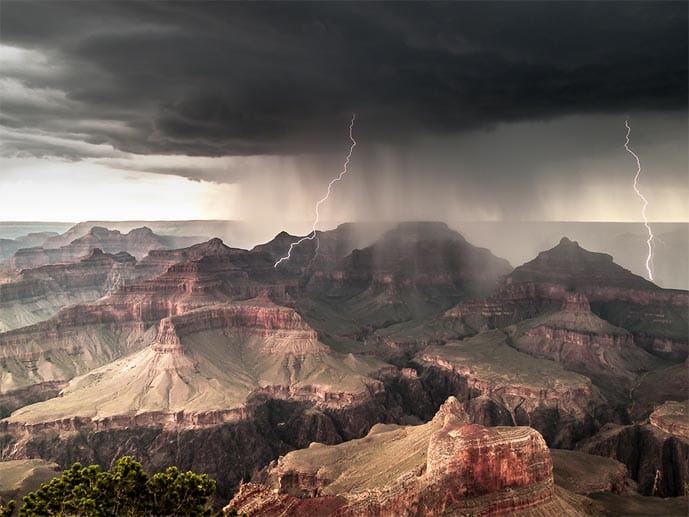 Ein Bild eines österreichischen Fotografen: Gerald Baeck hielt die Weltuntergangsstimmung über dem Grand Canyon in Arizona bildlich fest.