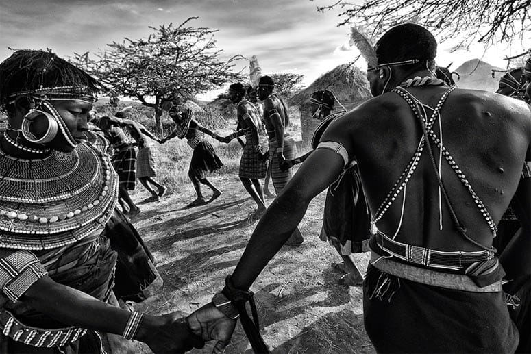 Roberto Nistri aus Italien zeigt in Schwarz-Weiß Tänzer vom Volk der Pokot im Dorf Amaya in Kenia.