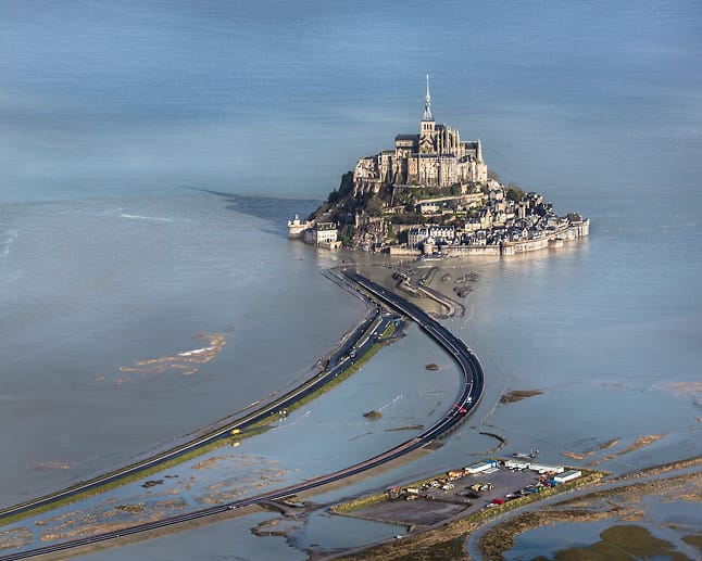 Das ist der weltbekannte Klosterfelsen Mont-Saint-Michel.