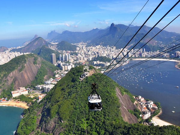 Viele berühmte Metropolen verfügen über Stadtseilbahnen, die einen spektakulären Blick auf die Skyline ermöglichen. Ein Muss ist für Besucher von Rio de Janeiro die Fahrt in der Seilbahn zum Zuckerhut. Die "Bondinho" gibt es bereits seit über 100 Jahren.