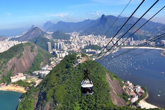 Viele berühmte Metropolen verfügen über Stadtseilbahnen, die einen spektakulären Blick auf die Skyline ermöglichen. Ein Muss ist für Besucher von Rio de Janeiro die Fahrt in der Seilbahn zum Zuckerhut. Die "Bondinho" gibt es bereits seit über 100 Jahren.