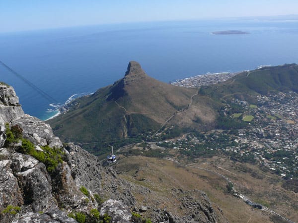 Statt sich viele Stunden mühevoll den Tafelberg hinauf zu quälen, steigen Touristen in Kapstadt einfach in die Gondel und lassen sich von der Seilbahn in einer spektakulären 360-Grad-Fahrt auf den berühmten Tafelberg bringen.