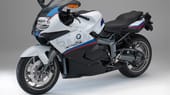 Die Lackierung des Sporttourers greift mit der Hauptfarbe Weiß in Kombination mit den Farben des aus Bayern bekannten Logos der automobilen M-Modelle gekonnt die Historie von BMW Motorsport auf.