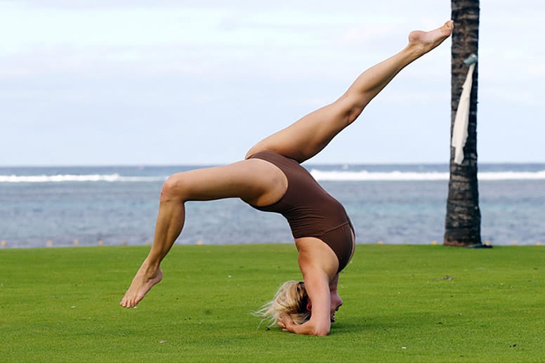 Magdalena Brzeska macht im Urlaub auf Mauritius Yoga-Übungen am Strand.