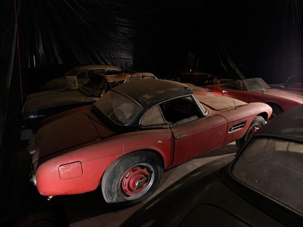 In der Garage stand der Wagen bis zum Juli 2014, als sich der Besitzer dazu entschloss, den 507er von BMW restaurieren zu lassen.