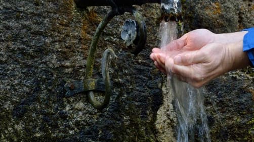 Quellwasser stammt aus unterirdischen Wasservorkommen. Wie Mineralwasser wird es direkt am Quellort abgefüllt. Es hat keine amtliche Anerkennung und muss keine gleichbleibende Mineralstoffmenge enthalten.