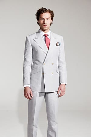 Richard Anderson, der britische Edelschneider aus der Londoner Savile Row, ist berühmt für seine figurbetonten Schnitte. Bei ihm können Sie einen perfekt auf Ihre Maße abgestimmten Anzug erstehen.