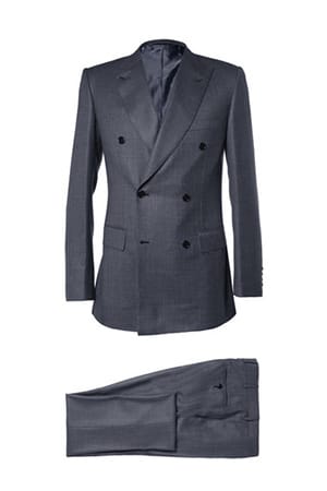 Der edle Zweireiher von Brioni kombiniert geschickt zeitloses Grau mit einem Hauch von angesagtem Blau. Der feine Anzug aus einem sommerlichen Woll-Leinen Gemisch kostet Sie bei Mr. Porter etwa 4400 Euro.