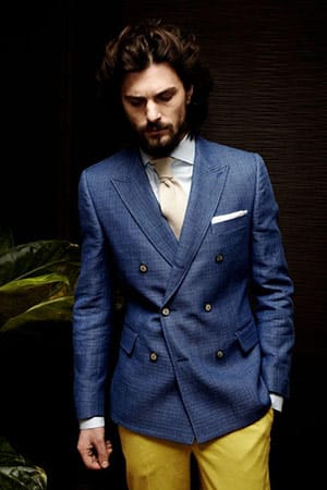 Fein gewebte Karos und lichtes Blau treffen bei dem eleganten Jackett von Circle of Gentlemen (Kosten etwa 450 Euro) aufeinander.