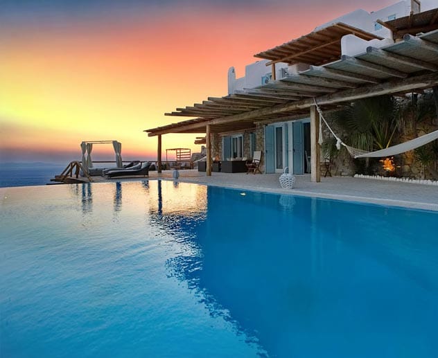 Auf der griechischen Insel der Mykonos hat man die Qual der Wahl. Auch die Villa "One and Only" lockt mit einer traumhaften Aussicht vom Pool aus.