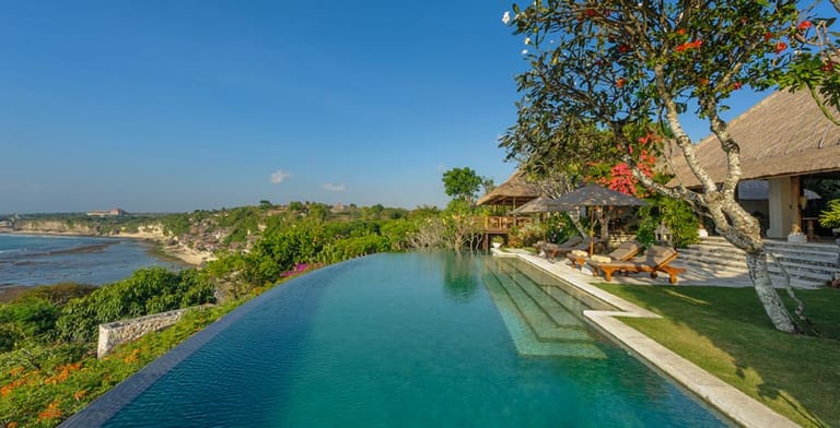 Auf einer Klippe 50 Meter über dem Meer thront die Villa "Bayuh Sabbha" und offenbart Reisenden einen Panoramablick über die Küste von Bali - auch vom Pool aus.